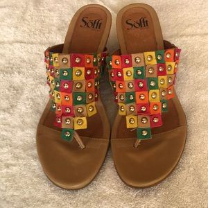 Comfortable and festive! Size 9 and true to size. All leather with gold rivets